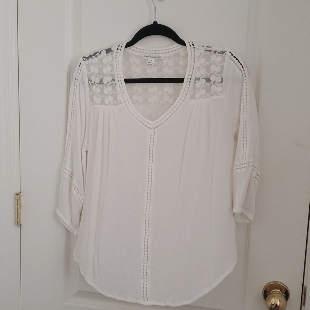 White lace detailed 3/4 sleeve blouse